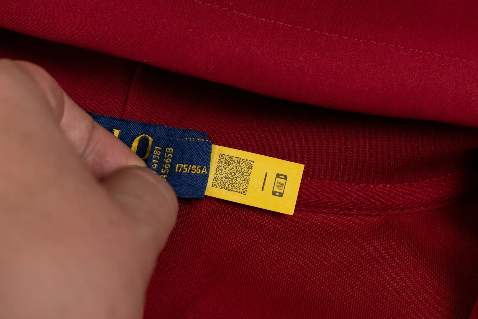 P236 #R95 Ralph Lauren/Ralph Lauren Twelve Color Pony🐎 Embroidered zipper cardigan jacket hooded sweatshirt This hooded sweatshirt is decorated with a simple style that represents Ralph Lauren. It is paired with a pony embroidery pattern. The three-dimensional solid color fabric and exquisite embroidery instantly set it off! Hooded sports design, loose and casual fit! The overall texture is very strong! Through the pictures, we can feel the thickness and texture of custom-woven and dyed threads. The workmanship is exquisite. They are shipped from major foreign trade factories. They are all made by masters with many years of experience. Everything is of high standards and requirements! Simple and versatile style ~ super delicate and soft, close to the body without being tied, all fabrics and accessories are original custom-made and of high quality! Perfectly reflects the brand’s sense of superiority! Standard cut, comfortable stretch, unrestricted movement! Highly practical, high-end and classy! Versatile style ~ can be paired with jeans or jogging pants. Ideal for transitioning from your morning commute to weekend events!  Color: Black with red label Black with white label Khaki Navy blue with red label Navy blue with white label White Light gray Dark gray Burgundy Army green Light blue Pink Size: S M L